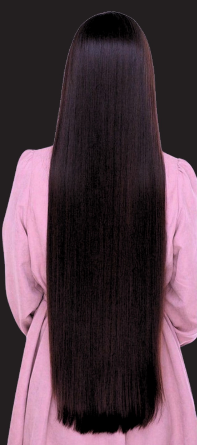 Modella di spalle con capelli lunghissimi, riferimento visivo per le lunghezze